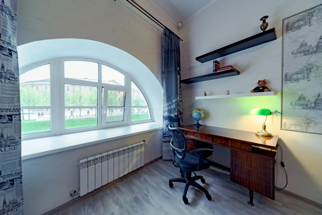 В центре, с видом на Адмиралтейский канал и "Новую Голландию"