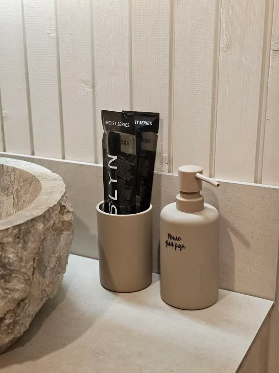 Вилла Nelli с видом на озеро и зоной барбекю среди каменной россыпи