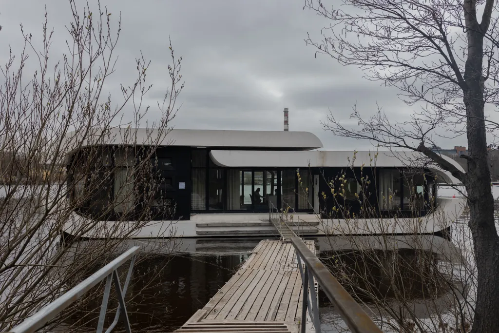 Дом на воде на Крестовском острове