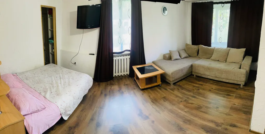 Квартира с виноградными гроздьями в центре