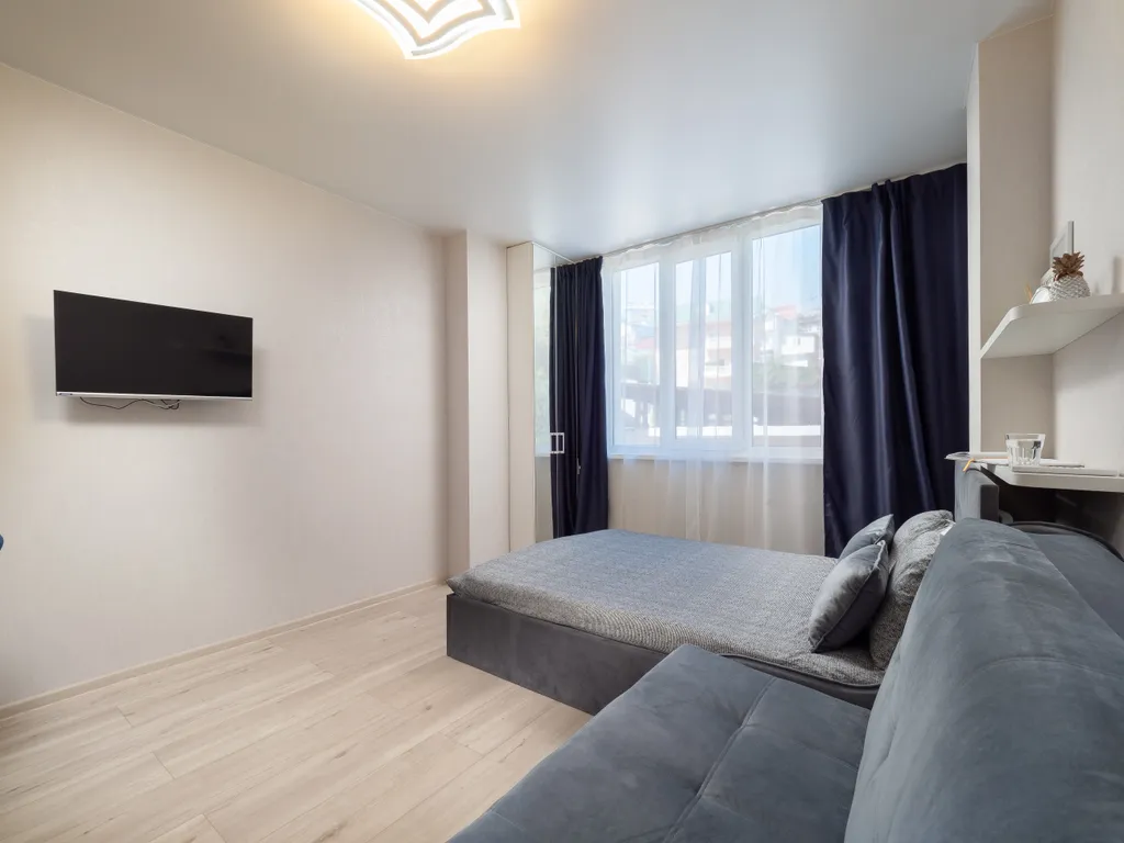 Студия в серо-синих тонах на тихой улочке