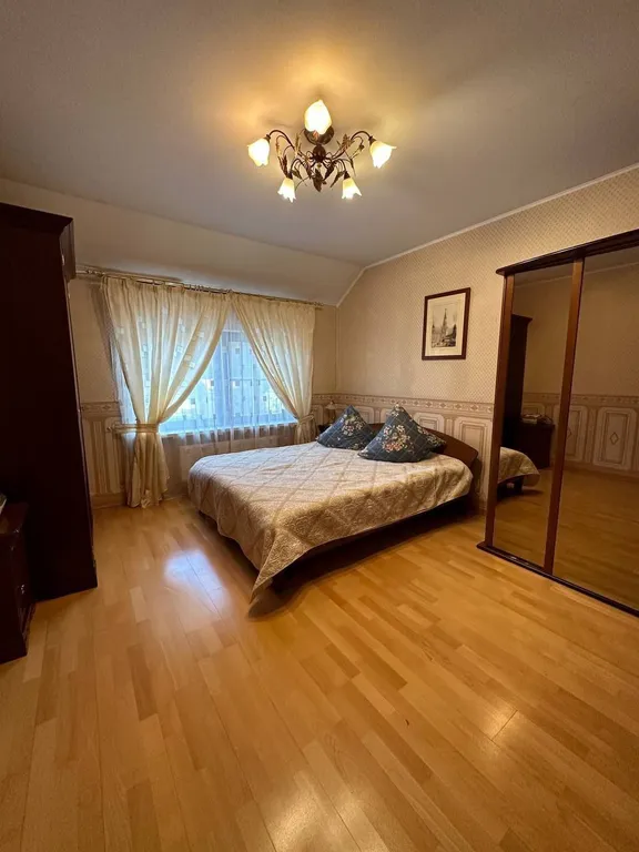 Дом с баней, бассейном и караоке