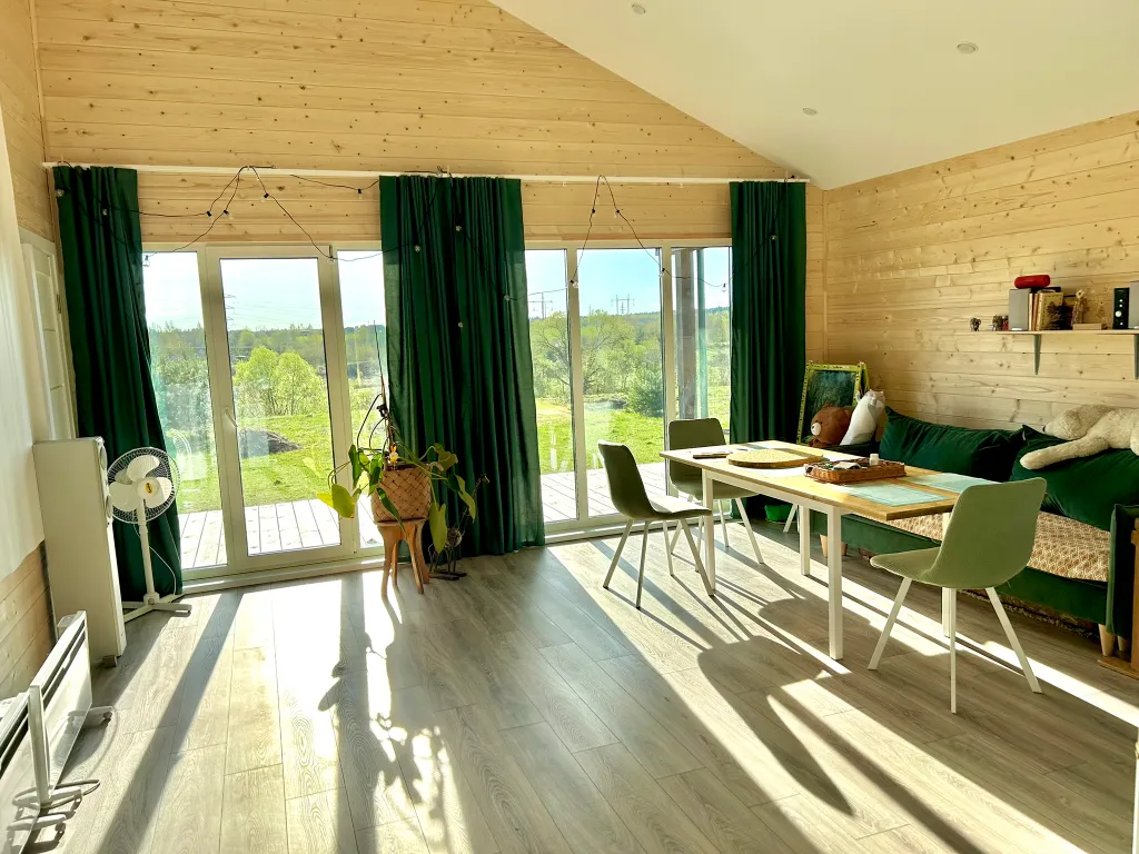 Дом на реке и краю соснового леса