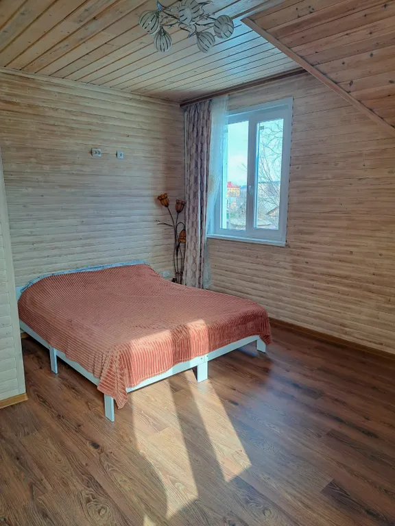 Уютный домик на берегу реки Кола