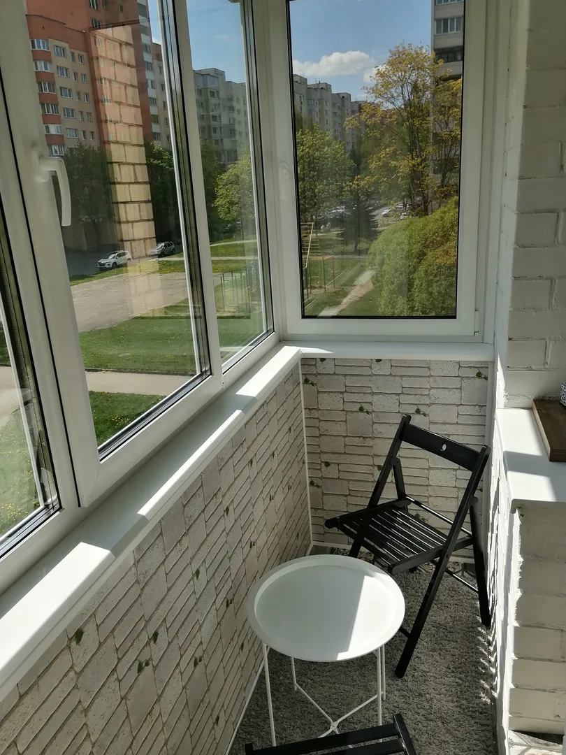 Вид с балкона (столик для утреннего кофе) 