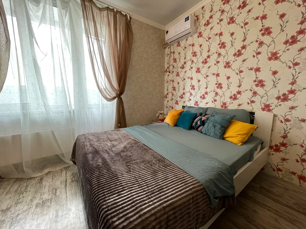 Квартира с ремонтом, кровать + диван