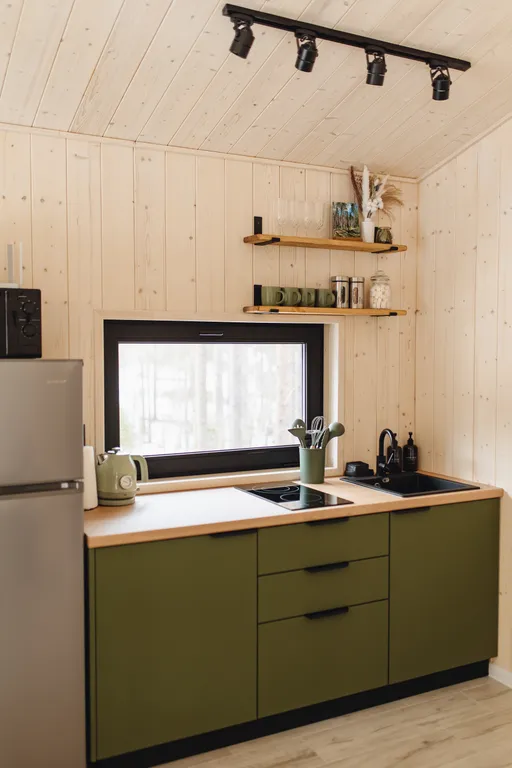 Домик в лесу с панорамными окнами