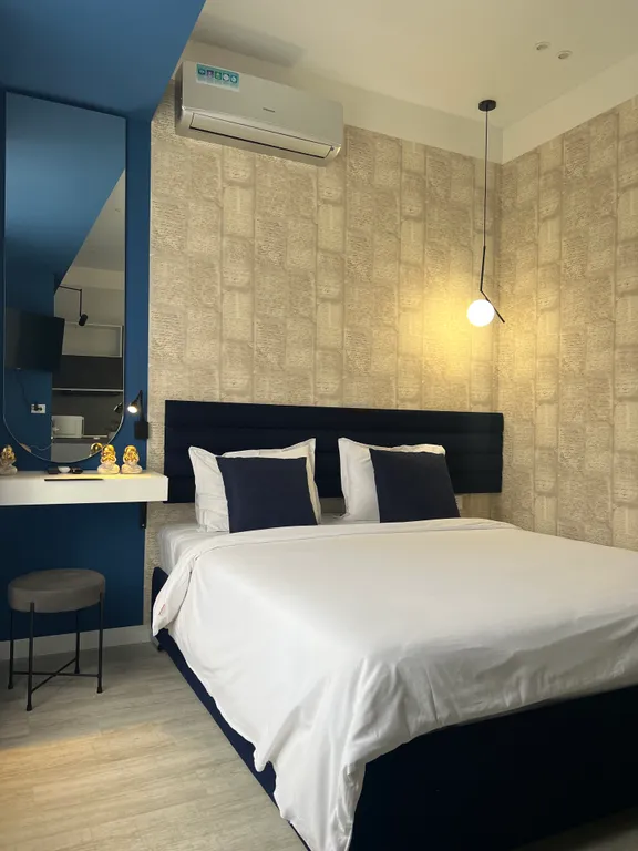 Студия с одной большой кроватью и видом на город