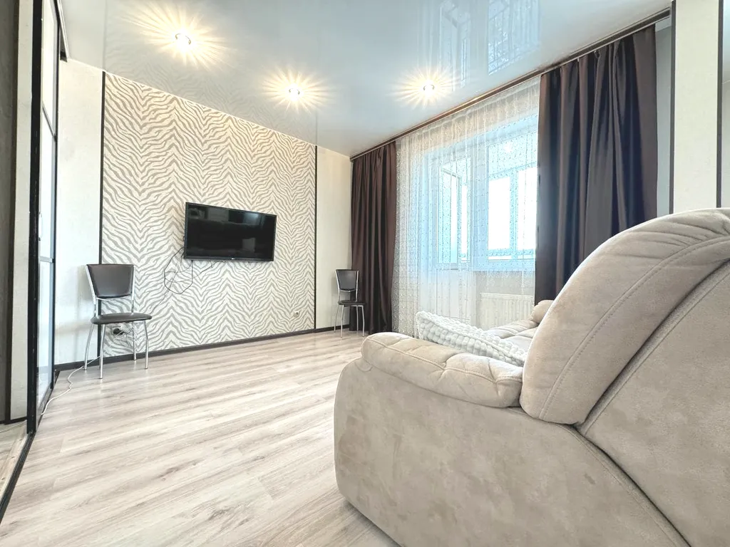 2-комнатная квартира с балконом и видом на реку рядом с Кузбасс-Арена