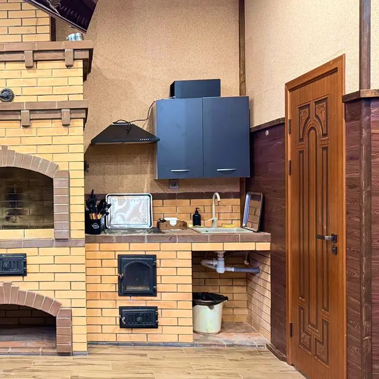 Просторная студия с настоящим камином и печкой