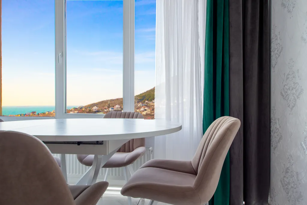 С красивым видом на горы и море