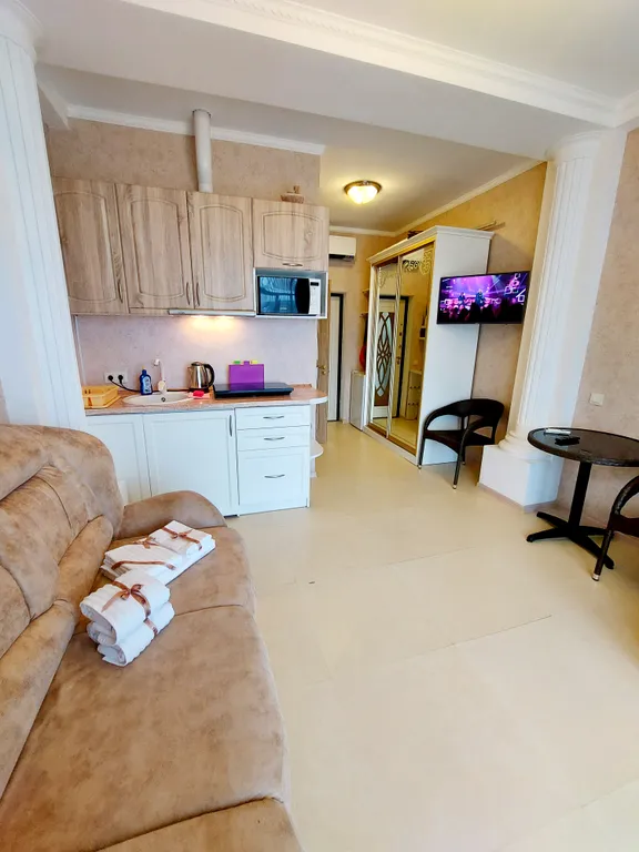 Студия с балконом и видом на море на 1й линии от моря в Алупке