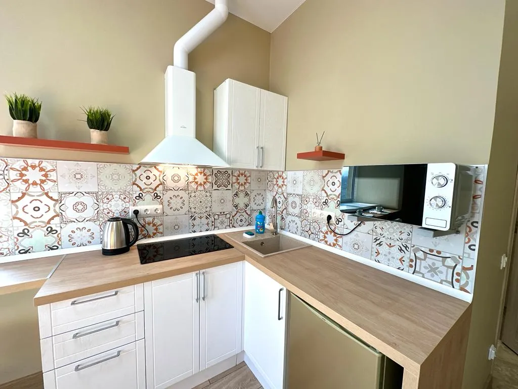 Апартамент с двумя окнами в топовой локации рядом с морем