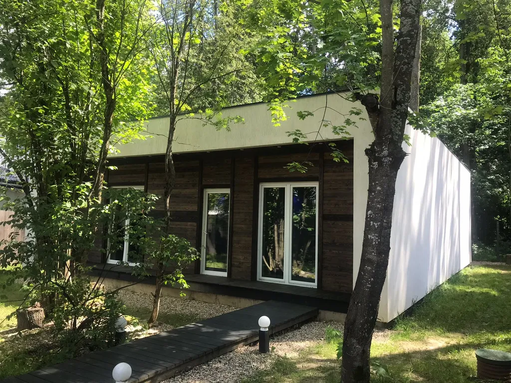 Современный дом в лесу