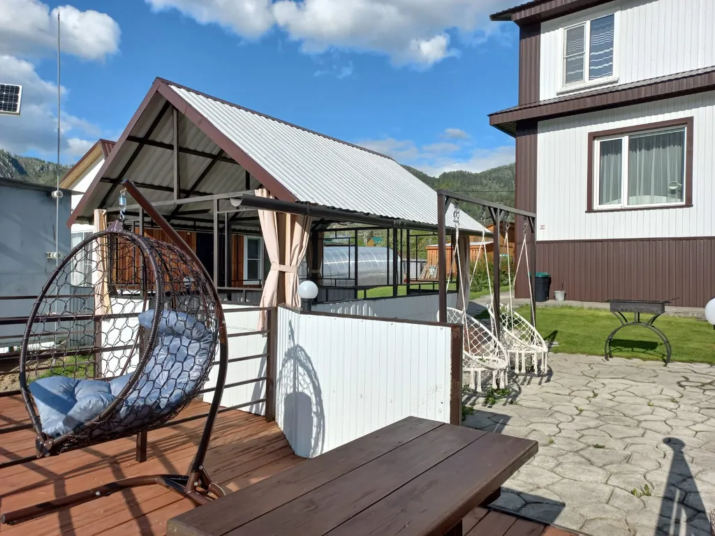 Комплекс с видом на реку в центре Чемала