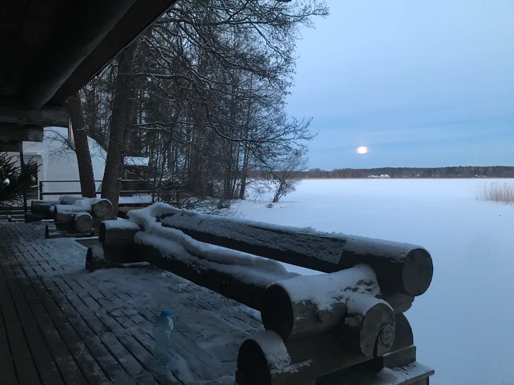 Чудесное место у озера с камином и русской баней