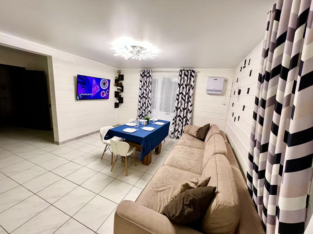 Дом и баня у реки