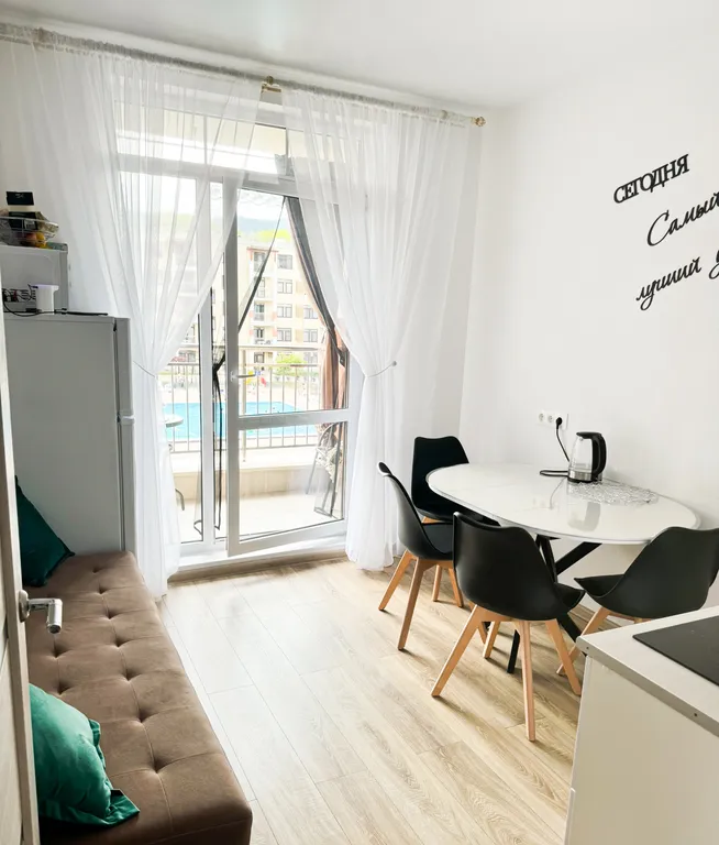 Шикарная квартира с прекрасным видом на бассейны и можжевеловые горы