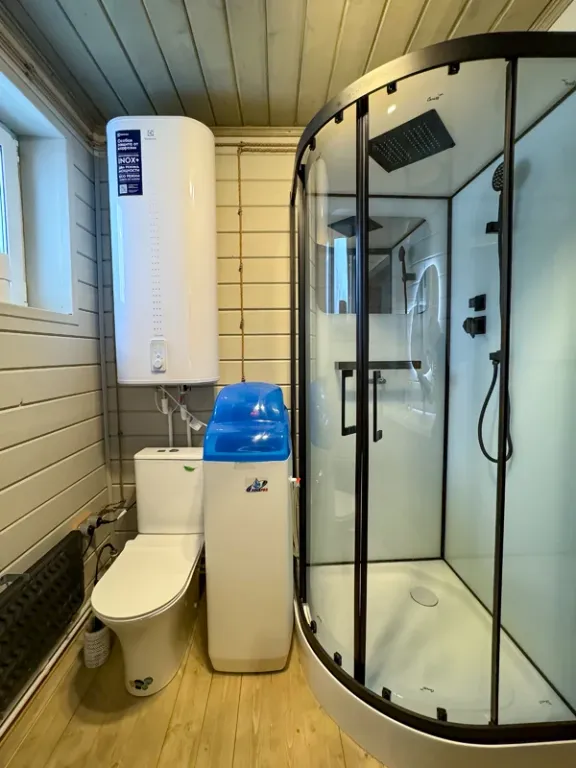 Большой дом на озере с сауной