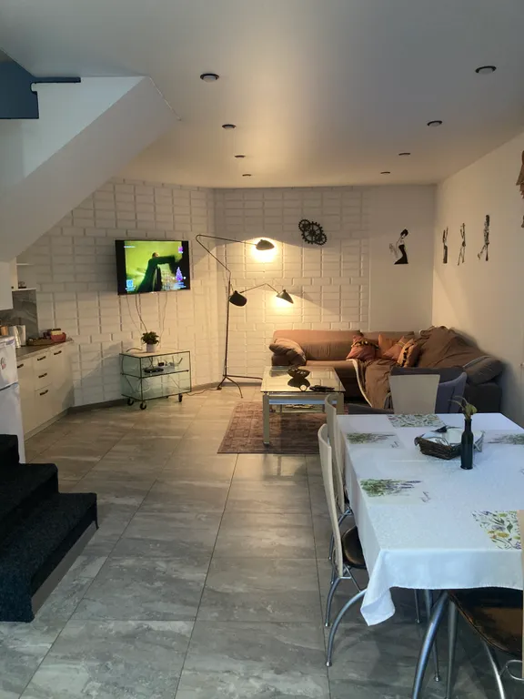 Коттедж Дом в два этажа с двумя спальнями и гостиной, летний бассейн, баня — аренда посуточно в Зелёная Поляна