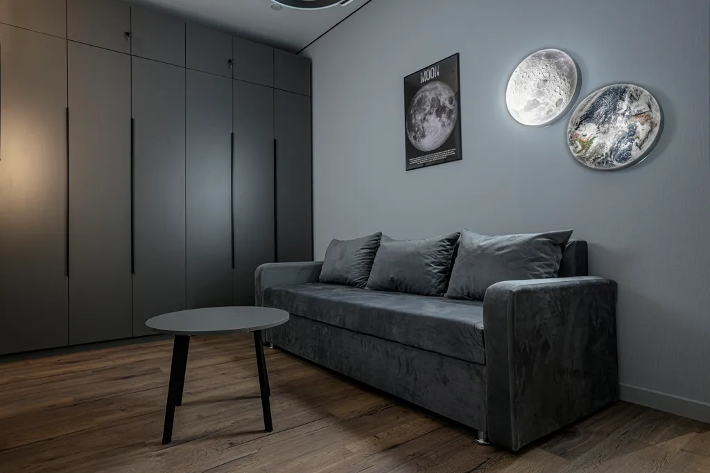 Luna Moscow — дизайнерская квартира с зеркальной мозаикой возле кровати