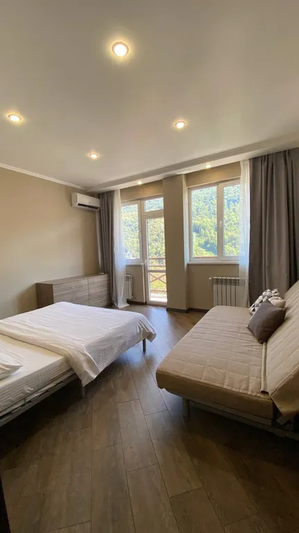 Евродвухкомнатный апартамент с балконом и видом на пик Аибга