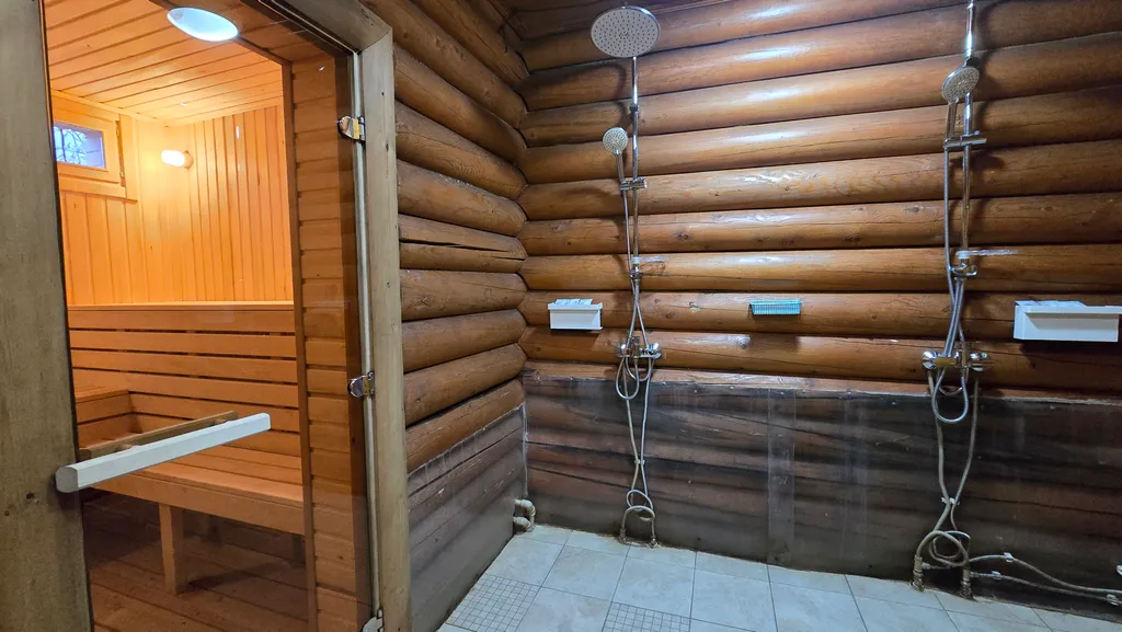 Коттедж с двумя спальнями, русской баней и теплым бассейном