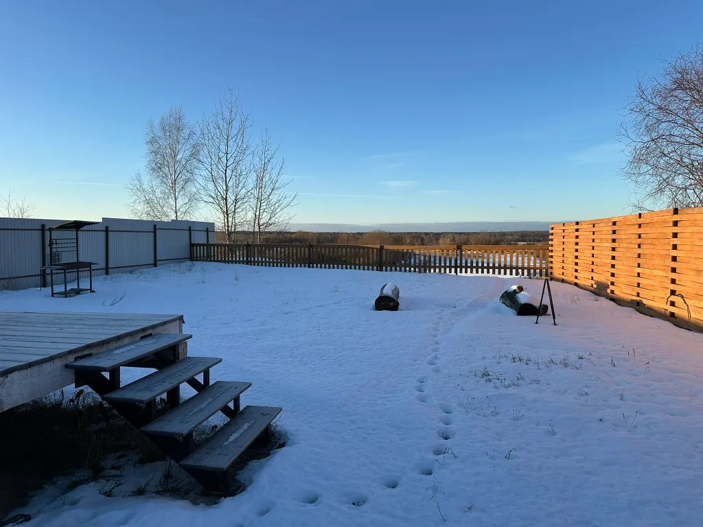 Дом в стиле A-frame на самом берегу реки