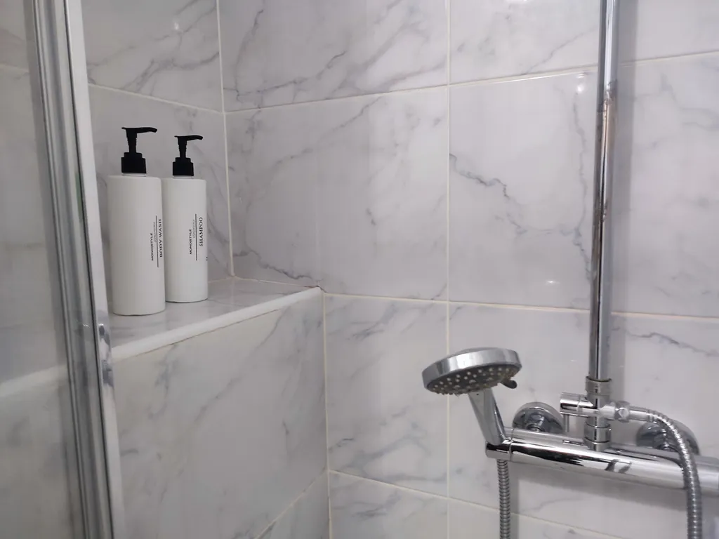 Современная уютная квартира с камином