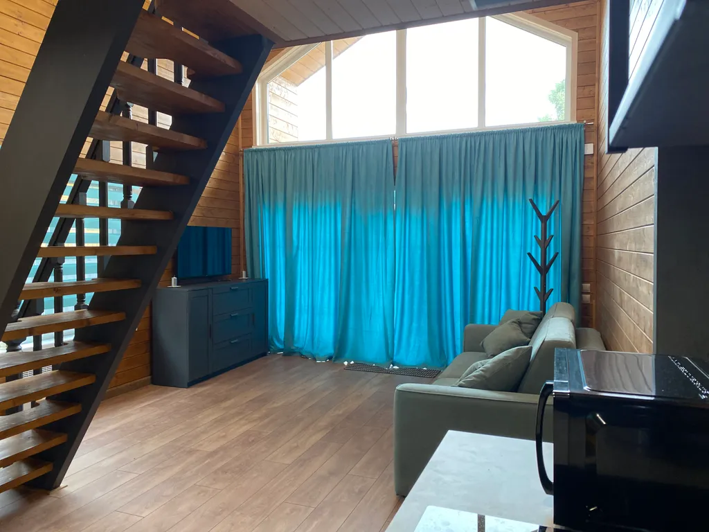 Дом у реки со своим мостком