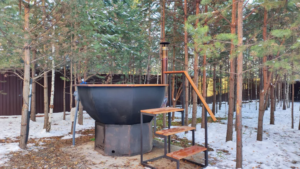 Глэмпинг в сосновом лесу