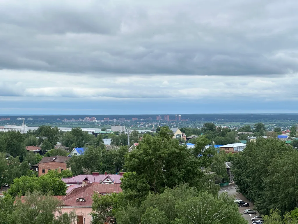 Центр всего города, возле центра умничка, красивый вид из окна