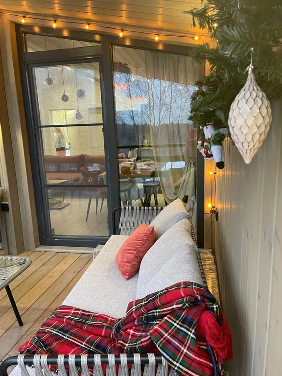 Дом в облаках у леса