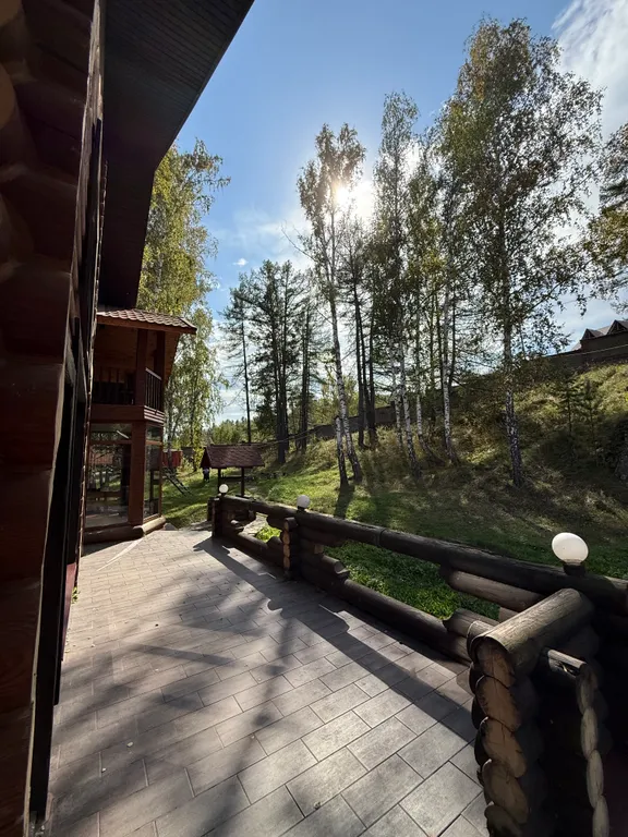 Уютный дом с камином в центре