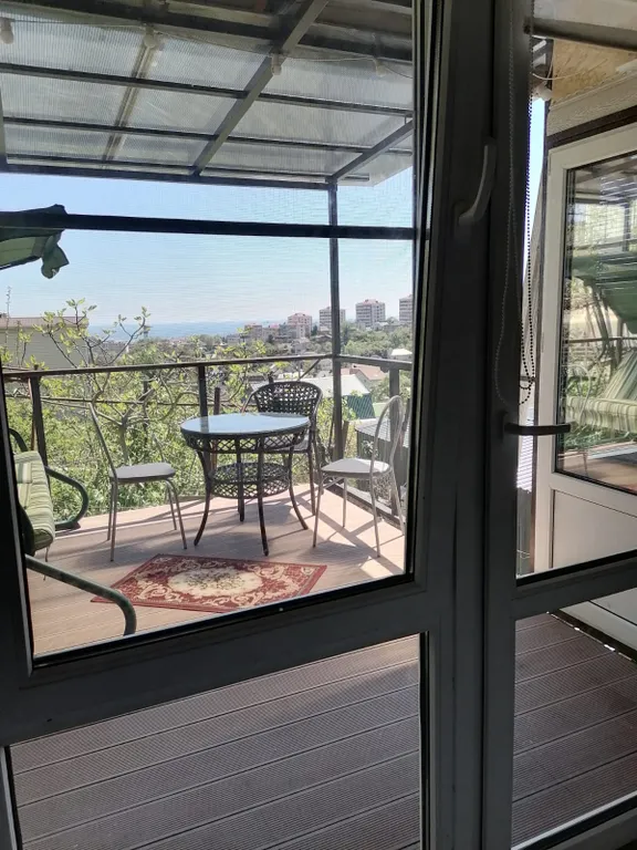 Отдельный домик в саду с видом на море