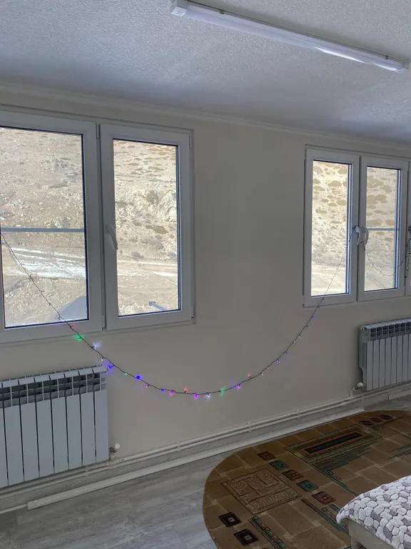 У подножья горы Ирикчат и реки светлая, уютная, просторная квартира