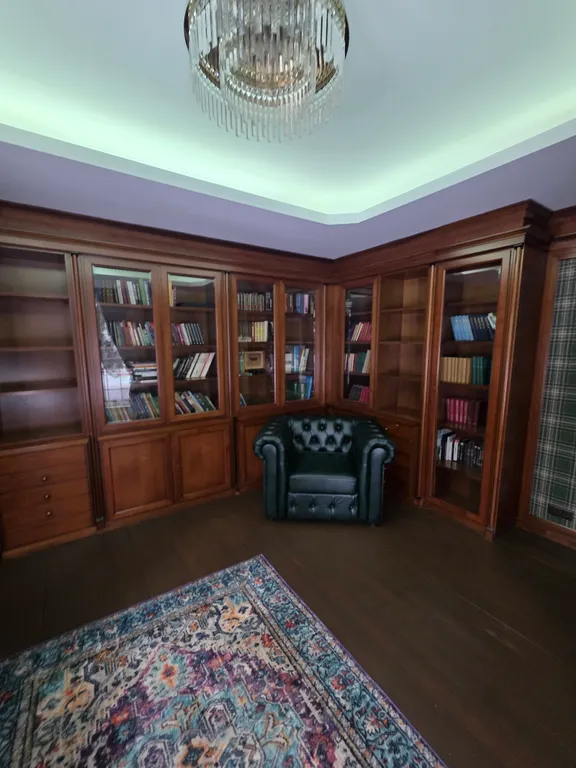 Загородный дом с бассейном и банкетным залом