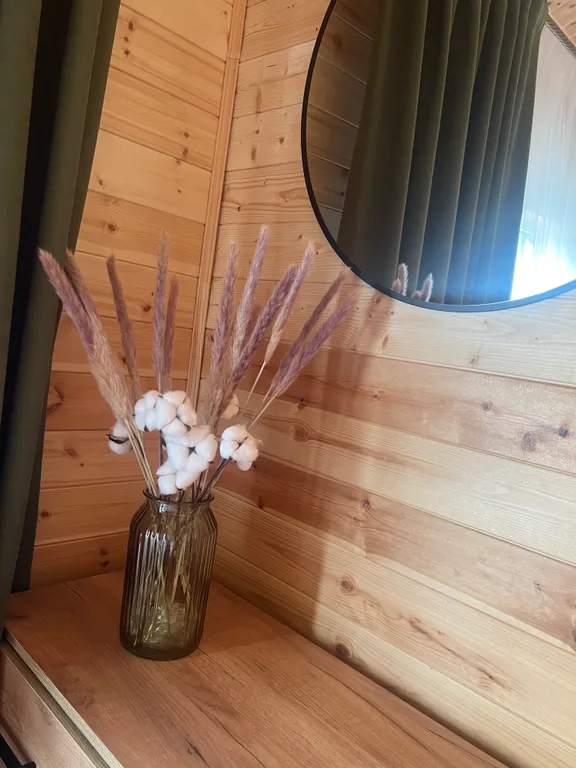 Домик в лесу с видом на горы