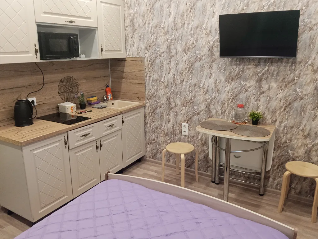 Сдaм квapтиpу-студию пocуточно в мкр. Юбилейный, 117/1.