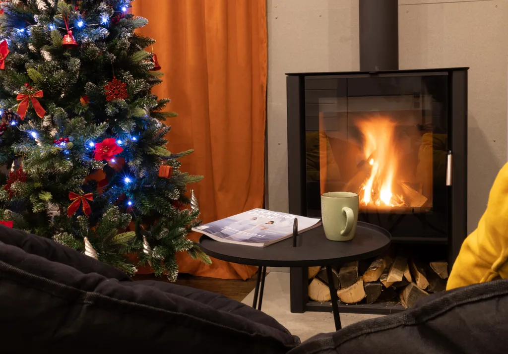 Новый дом с камином на берегу реки