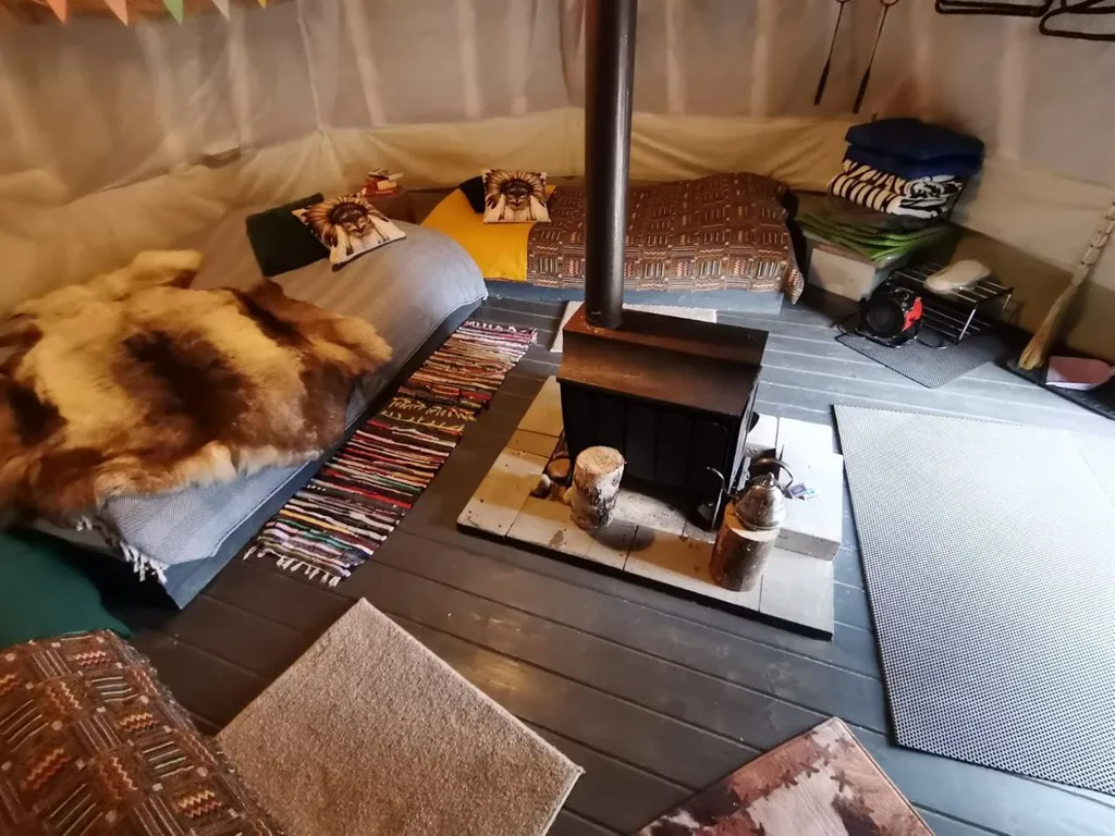 Уютный глэмпинг Типи-трип в лесу с баней, купелью и очагом