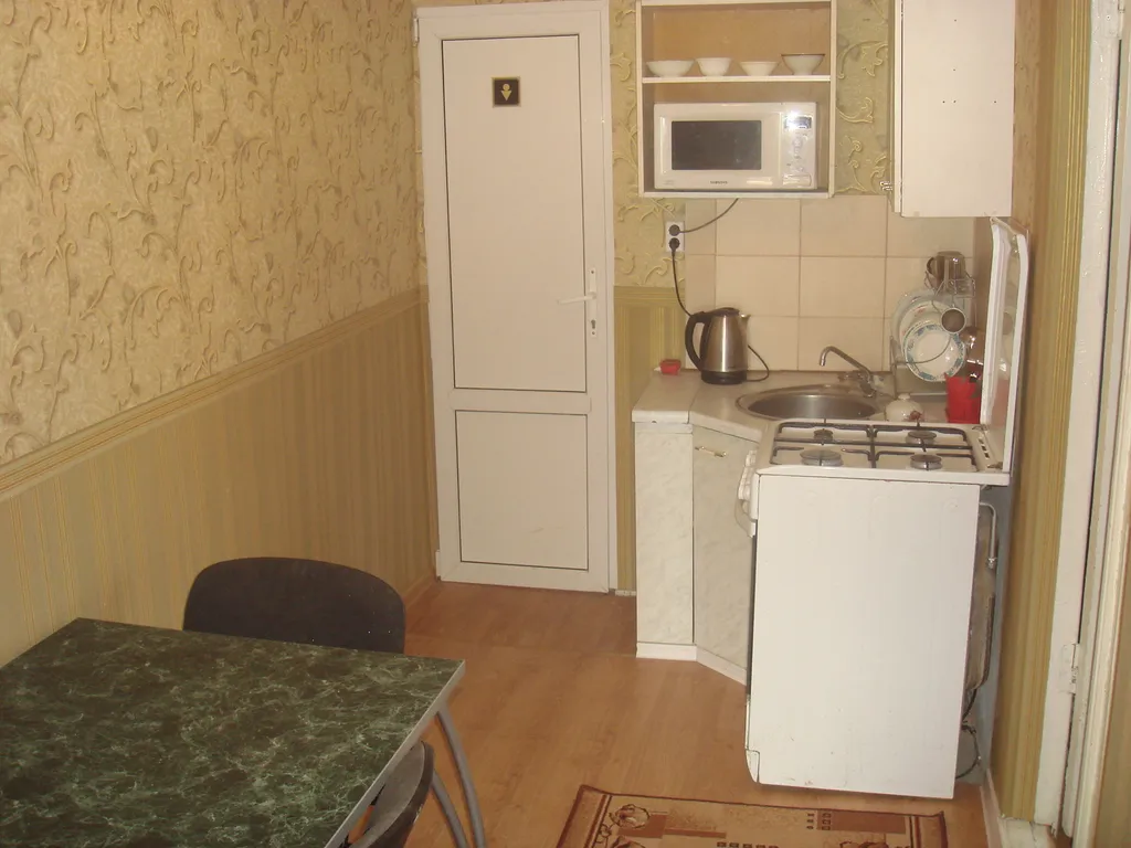 Большая 2-комнатная часть дома с парковочным местом