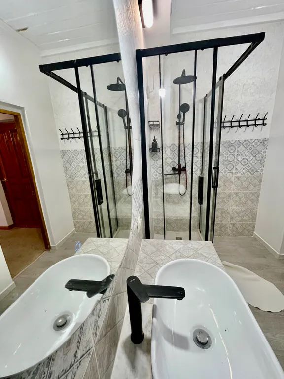 Улучшенный номер с балконом и стильной ванной комнатой