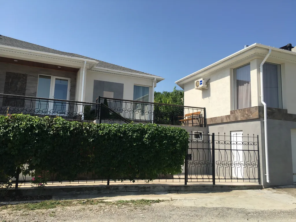 Дом с бассейном, баней и видом на море