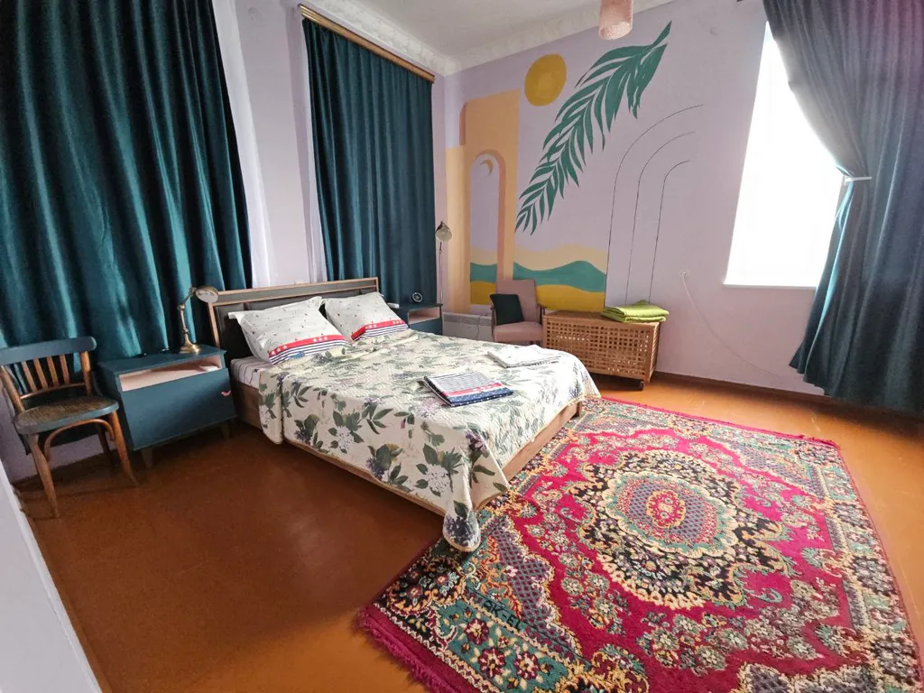 Большой двухэтажный дом с видом на горы