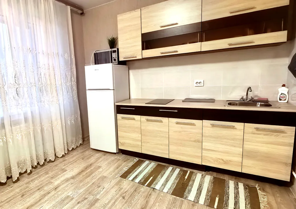 Большая студия с двумя окнами