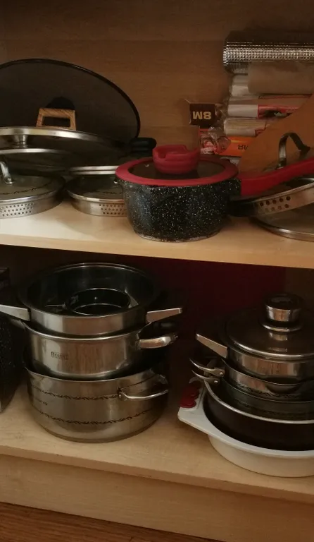 Уютный загородный дом с красивой благоустроенной территорией.