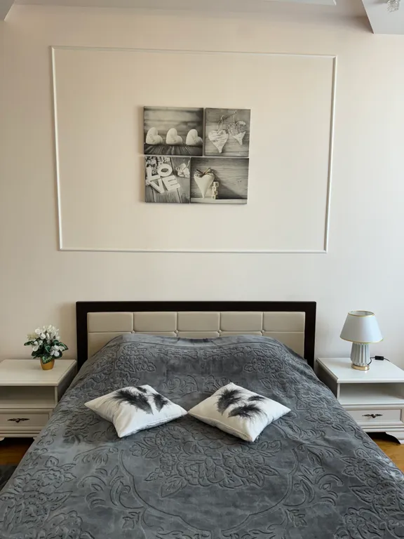 Красивая трёхкомнатная квартира в центре с видом на площадь