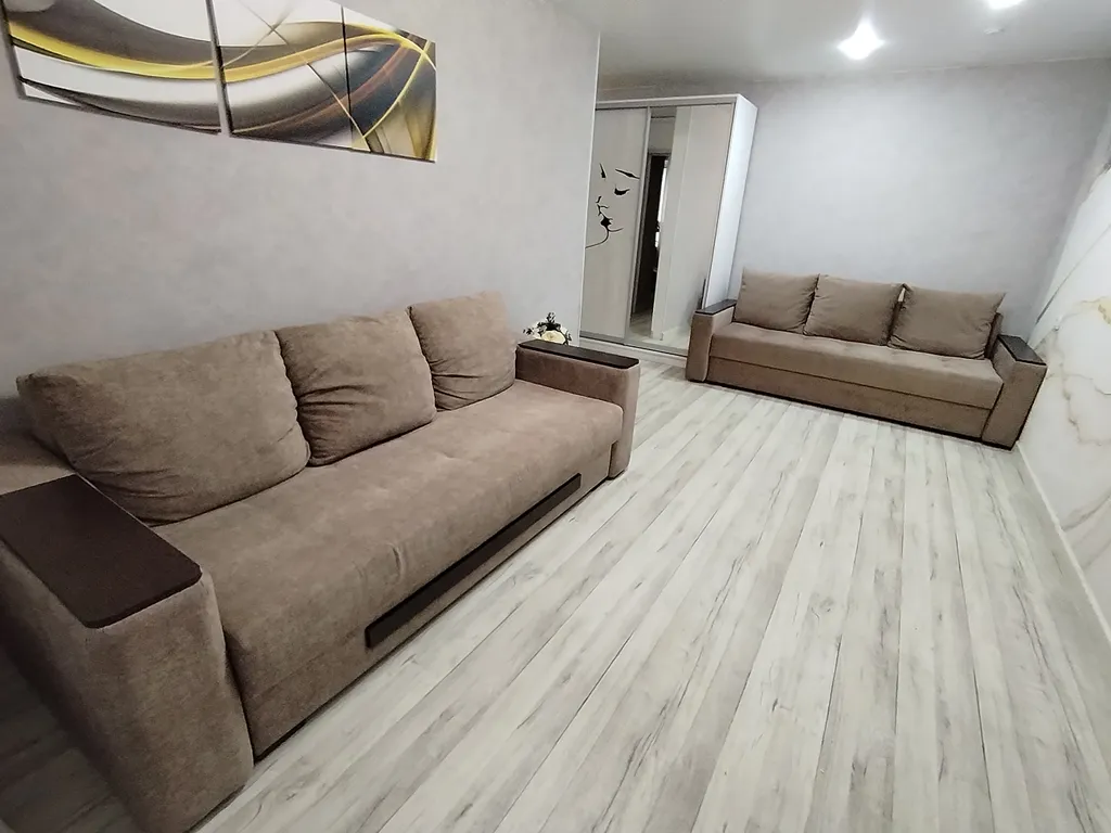 Квартира в центре на первом этаже с асфальтированной парковкой — аренда посуточно в Фролово