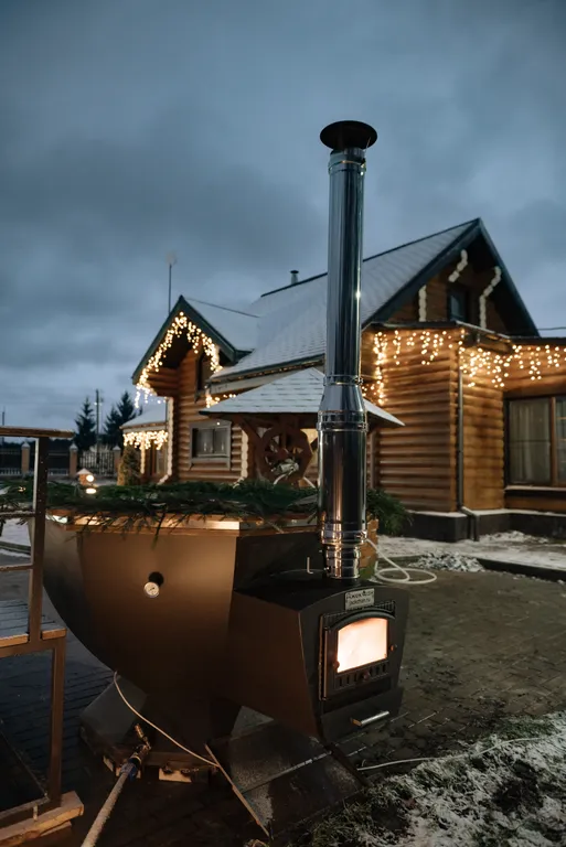 Уютный дом на берегу реки